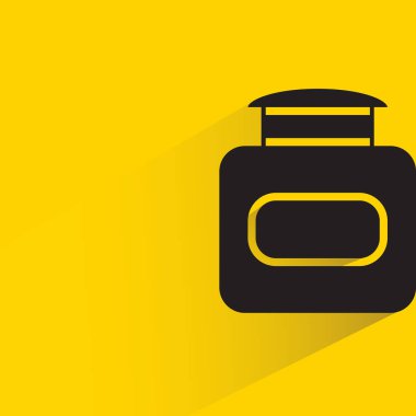 Sarı arka planda damla gölgesi olan şişe veya içecek şişesi paketi