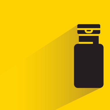 Sarı arka planda damla gölgesi olan şişe veya içecek şişesi paketi