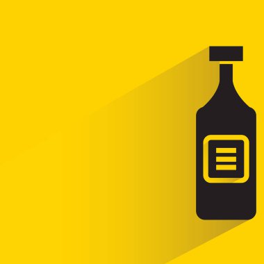 Sarı arka planda damla gölgesi olan içecek şişesi.