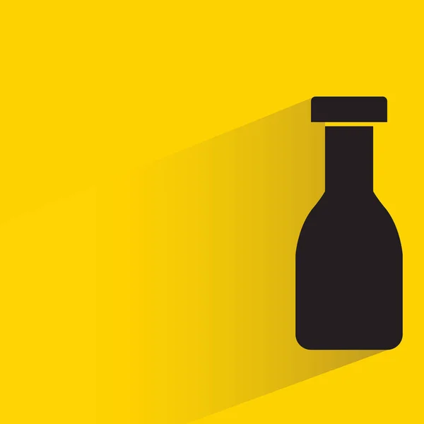 黄色の背景にドロップシャドウを持つ飲料ボトル — ストックベクタ