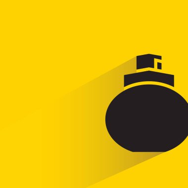 Sprey şişe, parfüm ya da sarı arka planda damla gölgesi olan temizlik jeli.