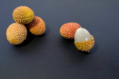 Bir taş ve koyu mavi (siyah) zemin üzerine parlak, sarsıntı cilt Lychee (Çin) 