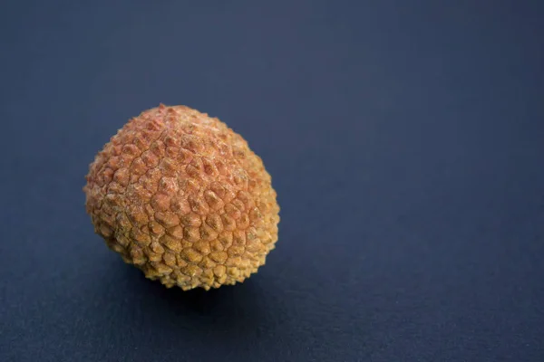 Lychee Litchi Met Een Steen Heldere Bumpy Huid Blauwe Achtergrond — Stockfoto