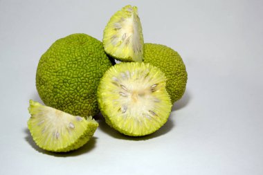 Osage portakallar, Maclura beyaz izole. yarısını.