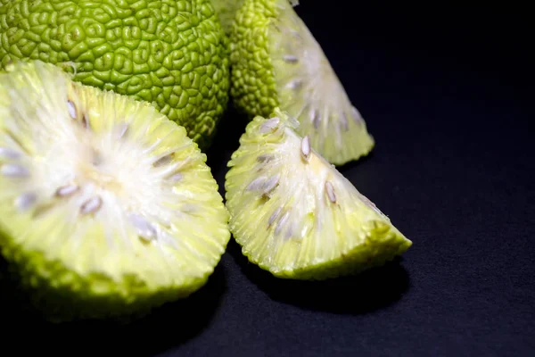 Osage Sinaasappelen Maclura Geïsoleerd Zwarte Achtergrond Doormidden — Stockfoto