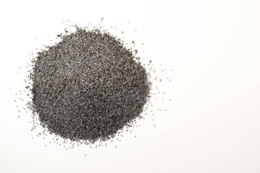 Mavi, güzel kokulu, beyaz bir arka plan üzerinde haşhaş tohumu dağınık. Gelincik. Üstten Görünüm.