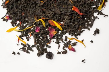Kuru meyveler ve çiçekler ile aromatik, keskin, siyah çay.