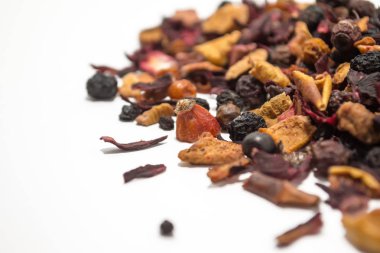 Kurutulmuş meyveler ve meyve. Meyve çayı. Meyve renkli parçaları. Yan görünüm