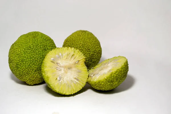 Naranjas Osage Maclura Aislado Blanco Por Mitad —  Fotos de Stock