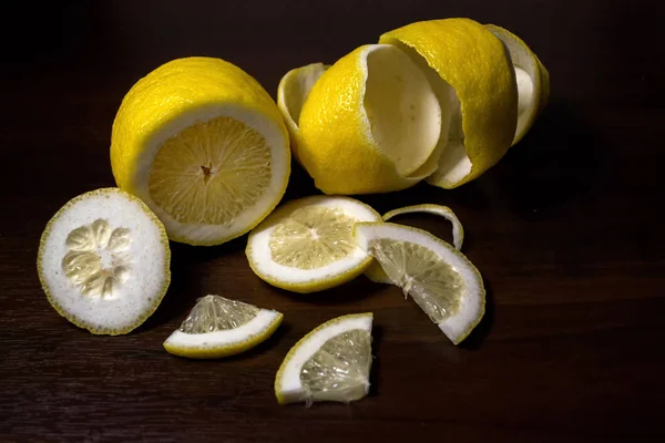 Écorce Citron Citron Torsion Sur Fond Bois Brun Foncé Avec — Photo