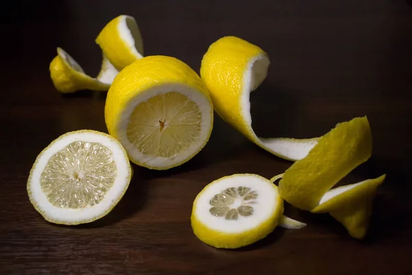 Peeling Citron Citron Torsion Sur Fond Bois Brun Foncé Les — Photo