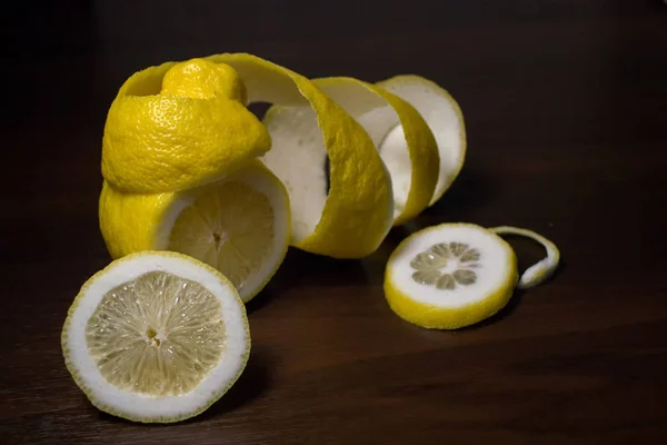 Peeling Citron Citron Torsion Sur Fond Bois Brun Foncé Les — Photo