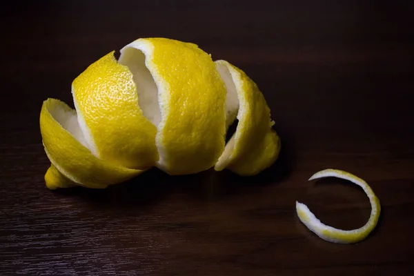 Citronskal Eller Citron Twist Mørk Brun Træ Baggrund Tæt Citruslimon - Stock-foto