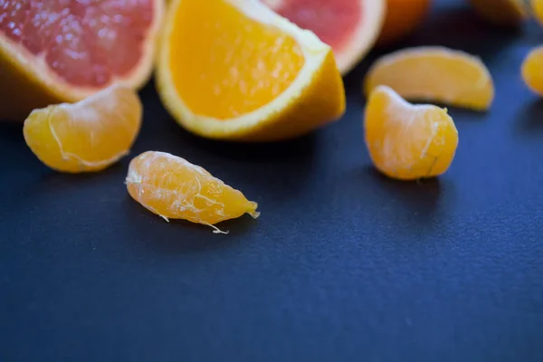 Cítricos Color Sobre Fondo Azul Oscuro Rebanadas Cítricos Cáscara Citrus — Foto de Stock