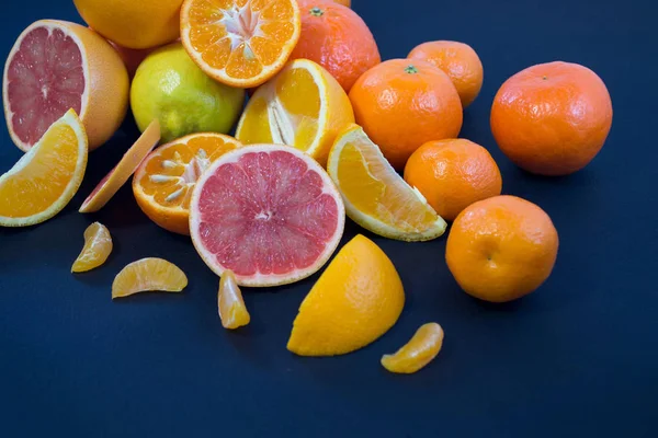 Colored Citrus Fruits Dark Blue Background Slices Citrus Peel Citrus — Stock Photo, Image