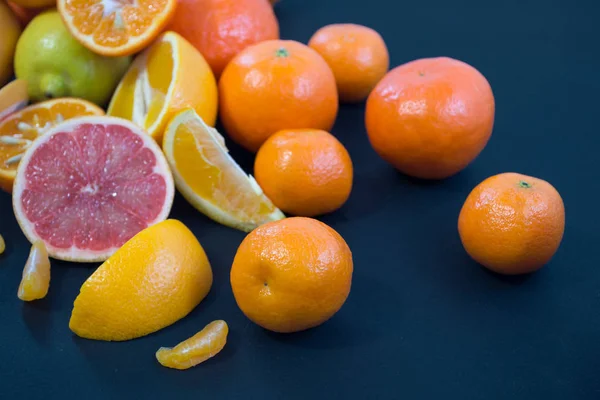 Cítricos Color Sobre Fondo Azul Oscuro Rebanadas Cítricos Cáscara Citrus — Foto de Stock