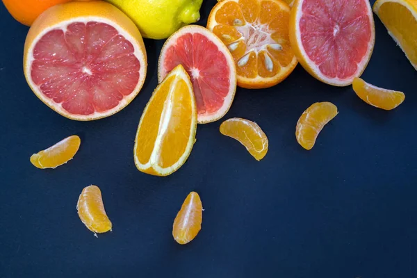 Cítricos Color Sobre Fondo Azul Oscuro Rebanadas Cítricos Cáscara Citrus — Foto de Stock