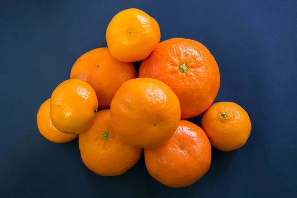 Bright Mandarins Harmoniously Lying Dark Blue Background — Stock Photo, Image