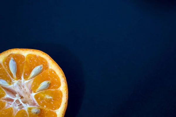 Rodajas Cítricos Piel Sobre Fondo Azul Oscuro — Foto de Stock