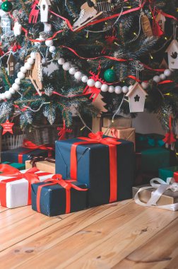 hediye kutuları kırmızı kurdele ile Noel ağacı altında
