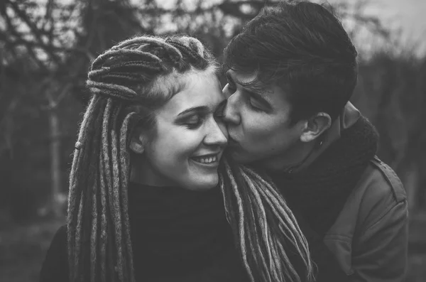 Tipo Beija Uma Rapariga Com Dreadlocks Laranjas Bochecha Preto Branco — Fotografia de Stock