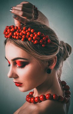 kırmızı makyaj ve kırmızı takı ile güzel kız