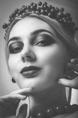 güzel bir kız makyaj ve takı ile siyah beyaz portre