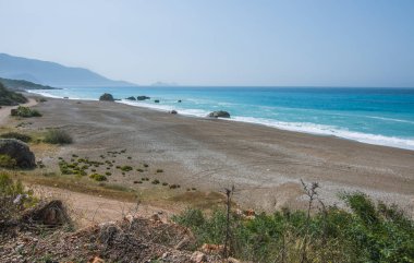 Bir Türk tatil plaja yakın turkuaz suları. Güzel kıyı manzara