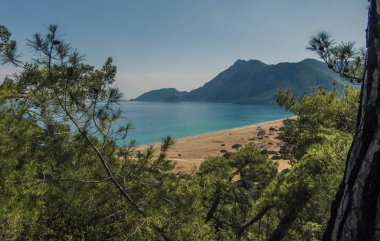 Bir Türk tatil plaja yakın turkuaz suları. Güzel kıyı manzara