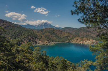 Bir Türk tatil plaja yakın turkuaz suları. Güzel kıyı manzara