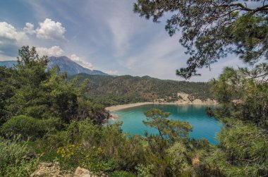 Bir Türk tatil plaja yakın turkuaz suları. Güzel kıyı manzara