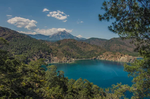Bir Türk tatil plaja yakın turkuaz suları. Güzel kıyı manzara
