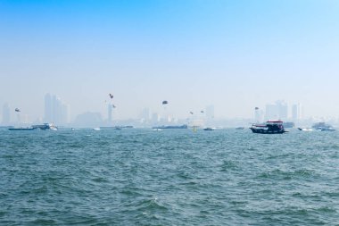 Mavi denizde bir sürü tekne yüzüyor, gökyüzünde bir sürü planör. 