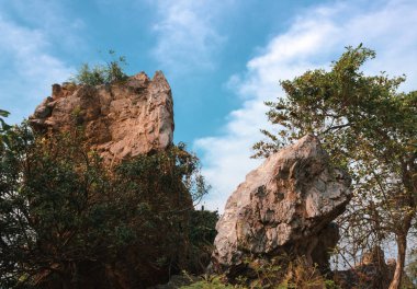 Büyük Kaya ve Mavi Gökyüzü