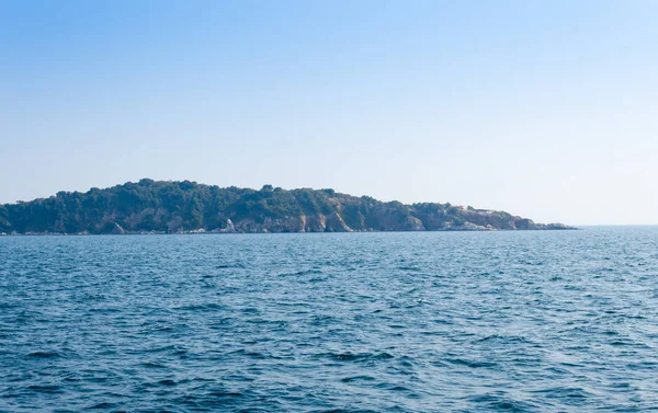 Mavi Deniz 'deki ada
