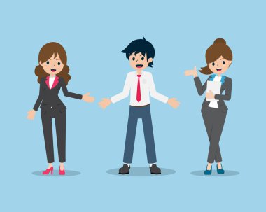 Maaşlı Adam meslektaşlarıyla bir sunum için poz veriyor