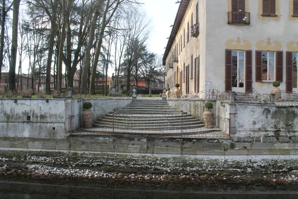 Gamla Italien villa nära kanalen — Stockfoto