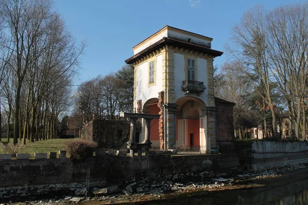 Gamla Italien villa nära kanalen — Stockfoto