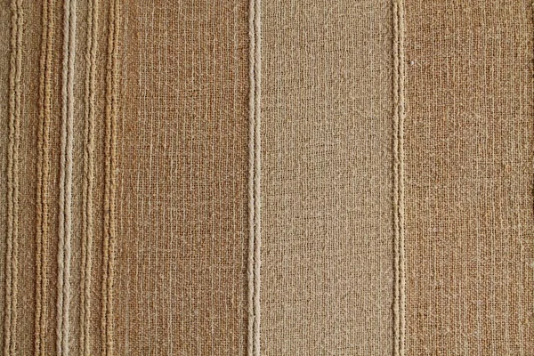 Seide Stoff Tapete Textur Muster Hintergrund in Sepia Pastell Gelb Creme Beige Farbton: feine natürliche Rohseide Thai Seide Detail strukturierte organische Faser Textil Hintergrund erdbraun getönte Farbe — Stockfoto