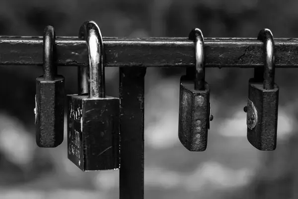 Liefde hangsloten bij een brug in Yaremche — Stockfoto