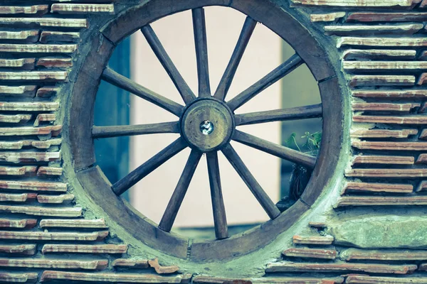 Parede de telha com roda no vagão — Fotografia de Stock