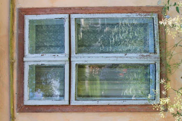 Velha janela de madeira na casa ansient — Fotografia de Stock