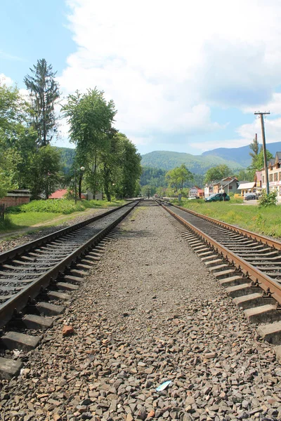 Binari ferroviari che conducono ai contrafforti lontani del Monte dei Carpazi — Foto Stock