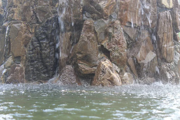 Kieselsteine, Steine, Steine im Brunnen — Stockfoto