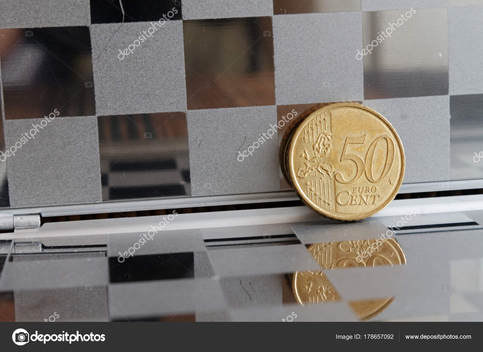 Piece En Euros Avec Une Valeur Nominale De 50 Centimes D Euros En Miroir Refletent Portefeuille Fond Damier Photographie Didi My Name C 178657092