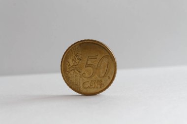 Bir euro para izole beyaz arka planda mezhep 50 euro cent olduğunu