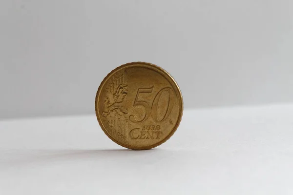 Uma moeda de euro sobre fundo branco isolado A denominação é de 50 cêntimos de euro — Fotografia de Stock