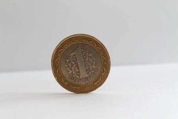 Турецька монетку купюру є 1 ліру Лі на ізольованих білим тлом — стокове фото