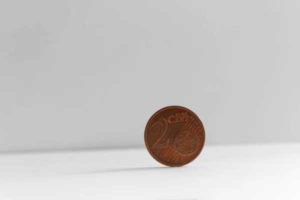 Uma moeda de euro sobre fundo branco isolado A denominação é de 2 cêntimos de euro — Fotografia de Stock