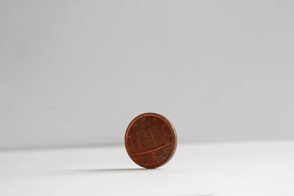 Uma moeda de euro sobre fundo branco isolado A denominação é um cêntimo de euro - verso — Fotografia de Stock